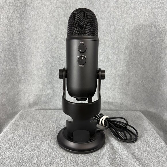 Blue YETI USB microphone with audio screen to prevent popping sounds included! - Picture 5 of 6